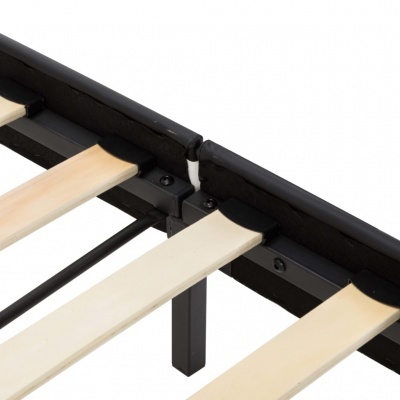 Estrutura de cama com ripas de madeira claras e estrutura preta