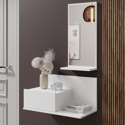 Móvel de parede branco com espelho e luz âmbar, vaso com flores secas e figura de hipopótamo sobre prateleiras.