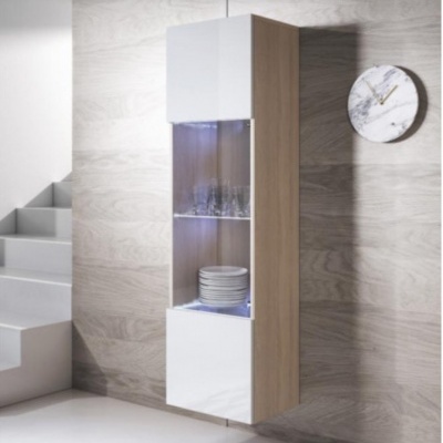 Móvel de cozinha suspenso em madeira clara e portas brancas com prateleira de vidro iluminada, perto de escadas brancas e relógio de parede mármore