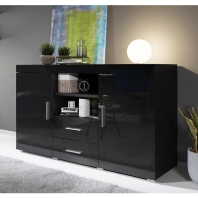 aparador preto lacado com objetos decorativos