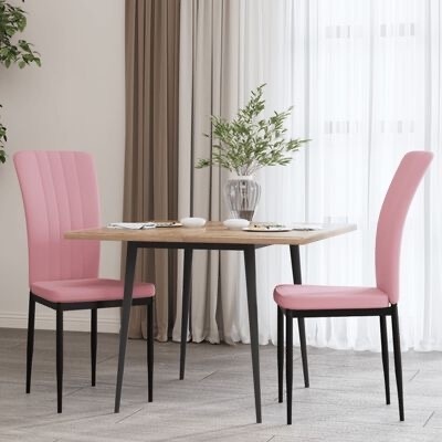 Conjunto de mesa de madeira clara com pernas pretas e duas cadeiras rosa com pernas pretas em sala com cortinas