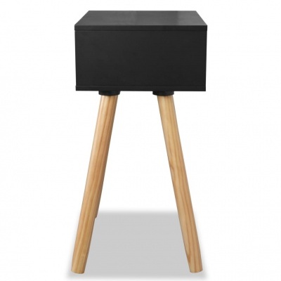 Mesa de apoio preta com pés em madeira clara.