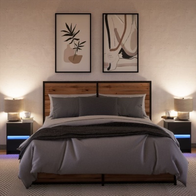 Quarto com cama de madeira e metal, roupa de cama cinzenta, mesas de cabeceira com luz azul, candeeiros e quadros abstratos na parede