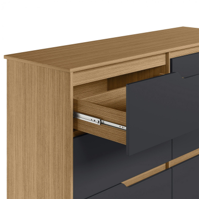 Móvel com estrutura madeira clara e gavetas cinza escuro, uma gaveta aberta mostrando interior de madeira clara