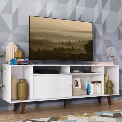 Móvel branco com decoração diversa e televisão com imagem de paisagem