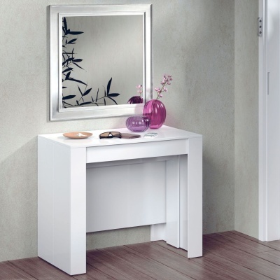 Móvel branco apoio com espelho prateado e vasos roxos