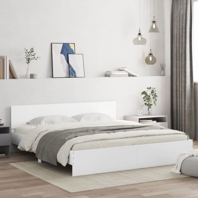 Cama branca com roupa cinza e bege num quarto minimalista com abajures pendentes e decoração simples