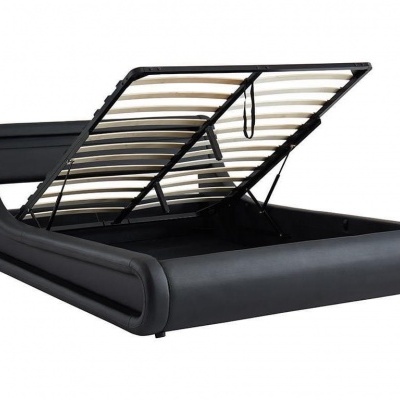 Cama de casal preta com estrutura elevada e arrumação embaixo