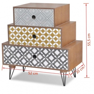 Cômoda de madeira com três gavetas decoradas em padrões geométricos nas cores cinza, amarelo e cinza escuro, com pés finos de metal preto.