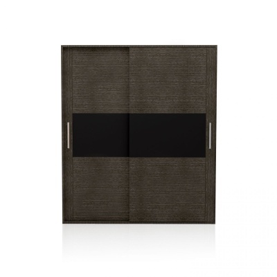 Armário de madeira escura com portas deslizantes e puxadores metálicos