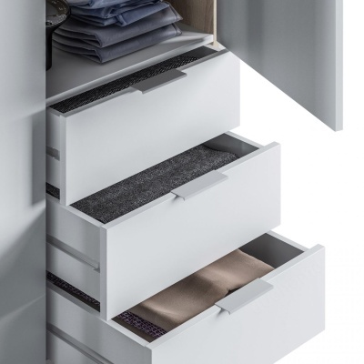 Armário branco com três gavetas abertas e roupas organizadas