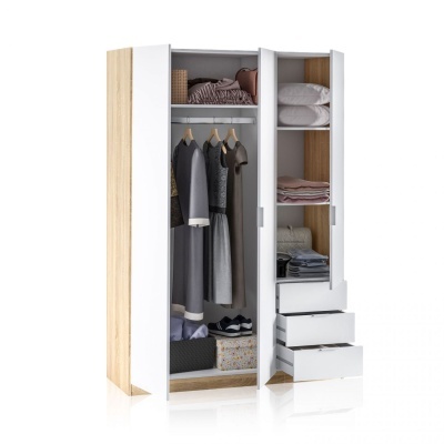 Roupeiro de madeira clara com portas brancas e roupas visíveis no interior