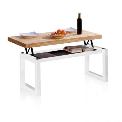 Mesa de centro ajustável em madeira e metal com itens decorativos no tampo