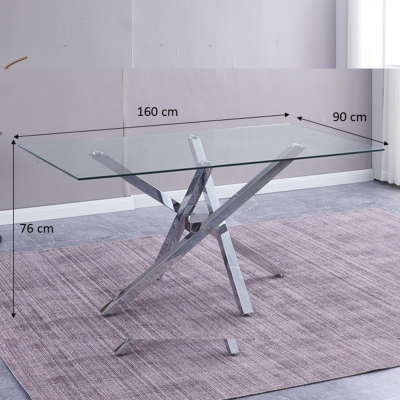 Mesa de jantar em vidro e metal cromado sobre tapete lilás