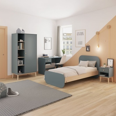 Quarto infantil com móveis azuis e paredes brancas e laranja