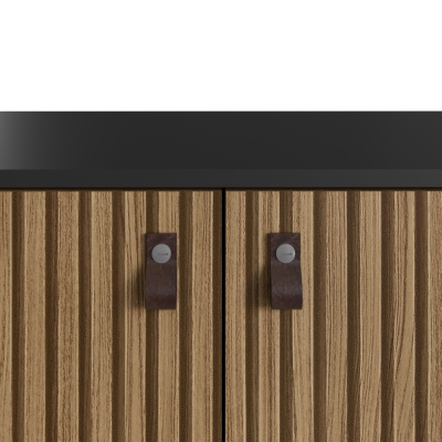 Móvel de madeira com puxadores de couro e superfície preta