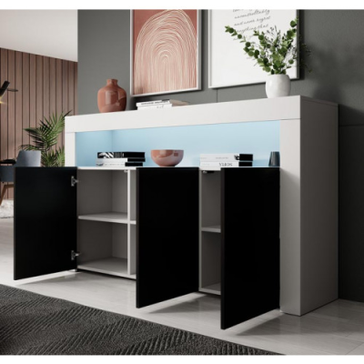 Aparador branco com portas pretas e iluminação azul, decorado com jarros e livros