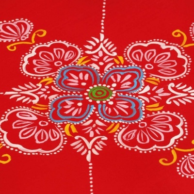 Pano vermelho com padrão floral colorido centrado