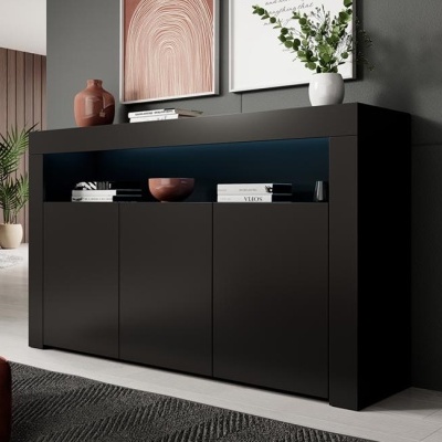 Aparador preto com prateleira azul iluminada, jarra e vaso com plantas, decorado com quadros cinza