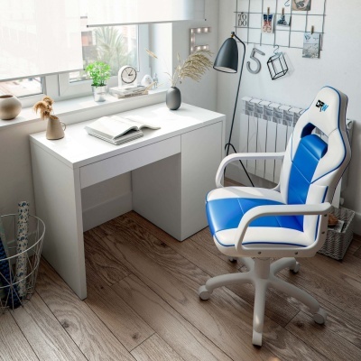 Secretária branca com cadeira ergonómica azul e branca em sala decorada com itens minimalistas