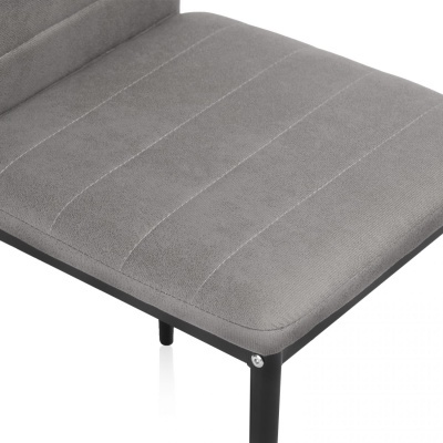 Assento de sofá cinzento claro com estrutura metálica preta