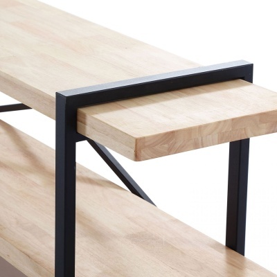 Prateleiras de madeira clara com estrutura metálica preta