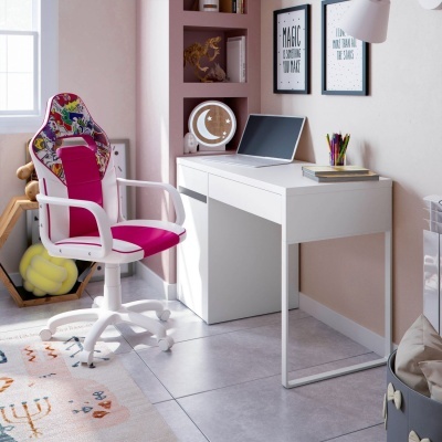 Espaço de trabalho com cadeira de escritório rosa e branca, mesa branca com laptop e decoração de parede