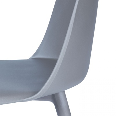 cadeira moderna cinzenta com assento e encosto integrados