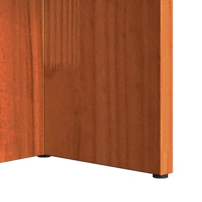 Painéis verticais de madeira castanha clara com textura e pés pretos na base