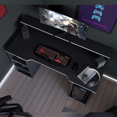 Secretária gaming preta com teclado retroiluminado, monitor curvo a mostrar jogo, auscultadores em suporte, painel violeta na parede com texto CHOOSE YOUR WEAPON