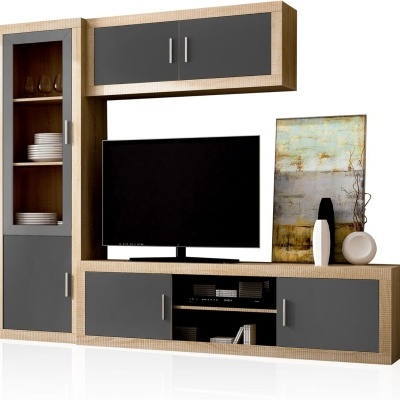 Móvel de sala com televisão, prateleiras com pratos e copos, e decoração