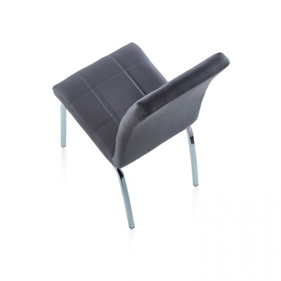 Cadeira cinzenta estofada com pernas metálicas cromadas