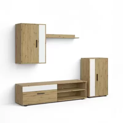 Conjunto de móveis em madeira clara com frentes brancas e puxadores pretos