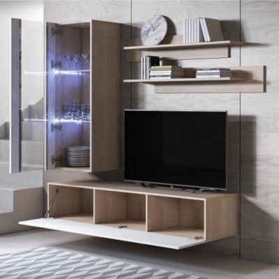 Móvel suspenso em madeira clara com prateleiras, vidro e TV preta num ambiente moderno