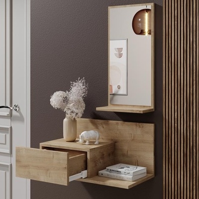 Móvel de entrada em madeira clara com espelho e decoração numa parede castanha com painéis de madeira