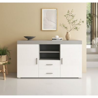 Aparador branco com tampo cinzento e objetos decorativos numa sala minimalista