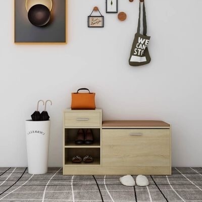 Móvel de entrada em madeira clara com assento almofadado e acessórios