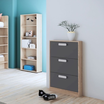 Móvel de arrumação em madeira clara com portas cinza escuro e ténis pretos no chão