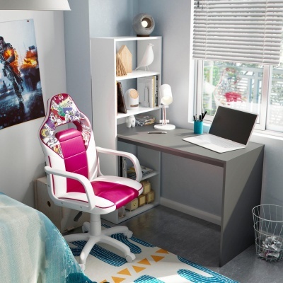 Cadeira de escritório branca e rosa junto a secretária cinza com laptop em quarto com estante e janela