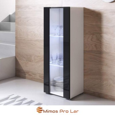 Armário alto de cozinha branco com portas de vidro fumado preto e prateleiras iluminadas