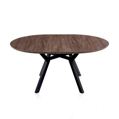 Mesa de jantar oval em madeira com pernas pretas