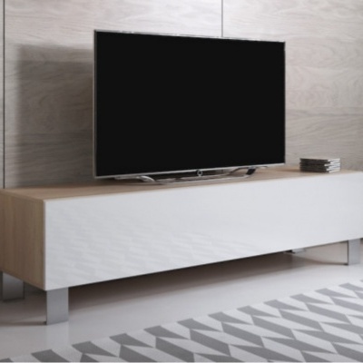 Televisão preta sobre móvel baixo com porta branca e topo de madeira clara