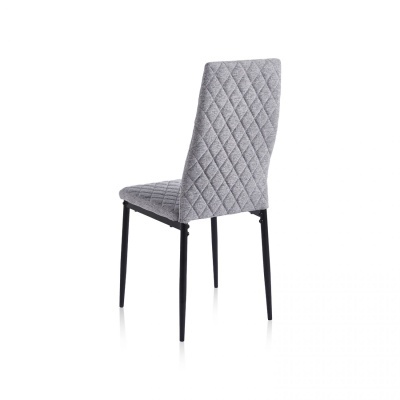 Cadeira estofada cinza claro com pernas pretas