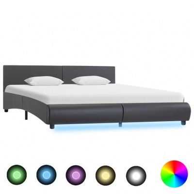 Cama preta moderna com colchão branco, duas almofadas e luz LED colorida na base