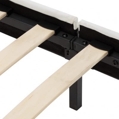 Estrutura de cama com ripas de madeira claras e estrutura metálica preta com tecido branco