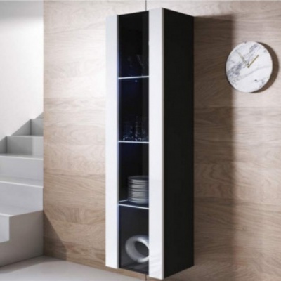 Armário de parede alto negro e branco com prateleiras, na parede de madeira clara, ao lado de escada e relógio de mármore.