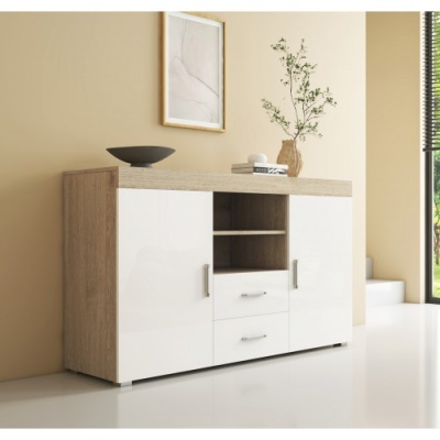 Aparador de madeira clara com portas brancas lacadas, gavetas centrais e decoração minimalista