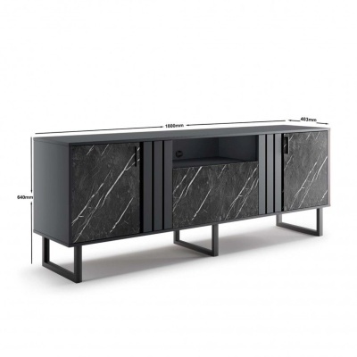 Móvel aparador preto com portas em padrão marmoreado e estrutura metálica preta