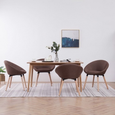 Mesa de jantar em madeira com quatro cadeiras castanhas e decoração minimalista.