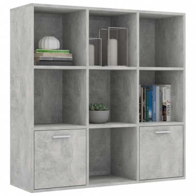 Estante cinza claro com nove compartimentos, portas inferiores e objetos decorativos